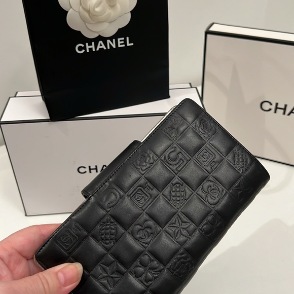 CHANEL Lucky Black Long Wallet with Silver metallic interior and kiss lock - Picture 4 of 8